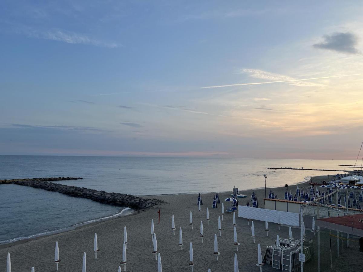 Lotus - Appartamento Sul Mare A Ostia Con Giardino Relax Экстерьер фото